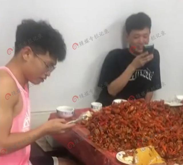 Trung Quốc: Du khách choáng váng khi mua vé buffet ăn hết 40kg tôm hùm - Ảnh 1.