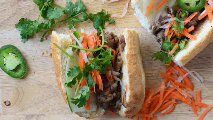 Ba món ăn Việt Nam lọt vào danh sách ẩm thực đường phố ngon nhất châu Á - Ảnh 1.