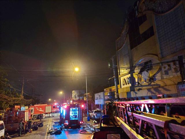     Vụ cháy quán karaoke ở Bình Dương: Lực lượng cứu hỏa đội mưa tìm kiếm nạn nhân mắc kẹt - Ảnh 12.