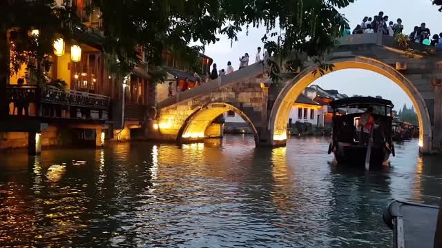 'Thị trấn nước' nghìn năm tuổi ở Trung Quốc: Vẻ đẹp non nước hữu tình tựa bức tranh màu nước hút hàng triệu du khách - Ảnh 4.