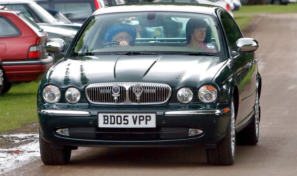 Bộ sưu tập xe hơi của Nữ hoàng Elizabeth II: 30 chiếc hầu hết đều có xuất xứ từ Anh, bà tự tay lái nhiều chiếc - Ảnh 2.