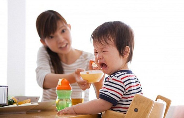 Những vấn đề thường gặp khi trẻ ăn dặm và cách cha mẹ nên làm để việc ăn uống trở nên thú vị - Ảnh 1.